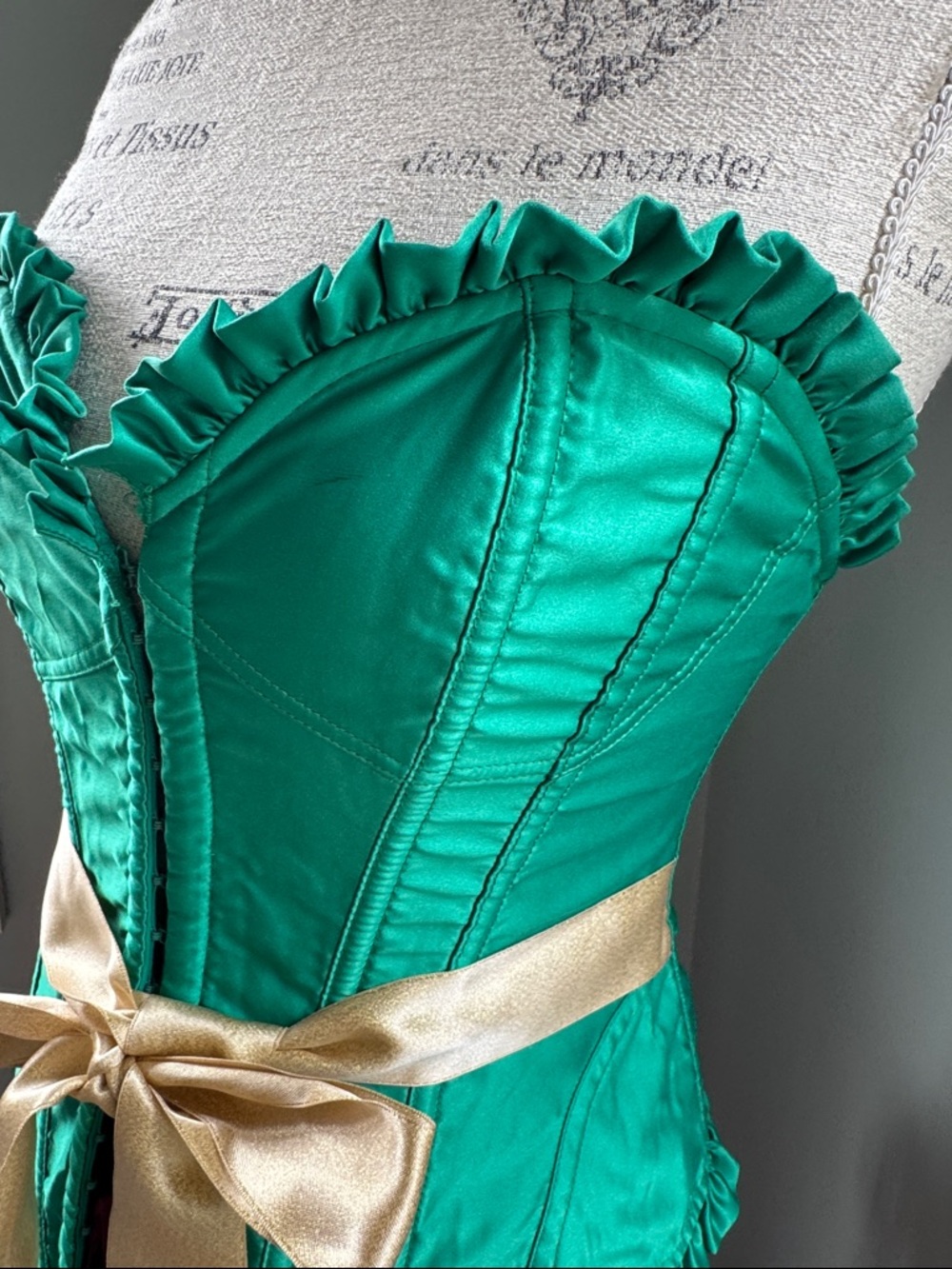 Victoria’s Secret Emerald Green corset ruffles boning metallic gold ribbon Med - Picture 3 of 11